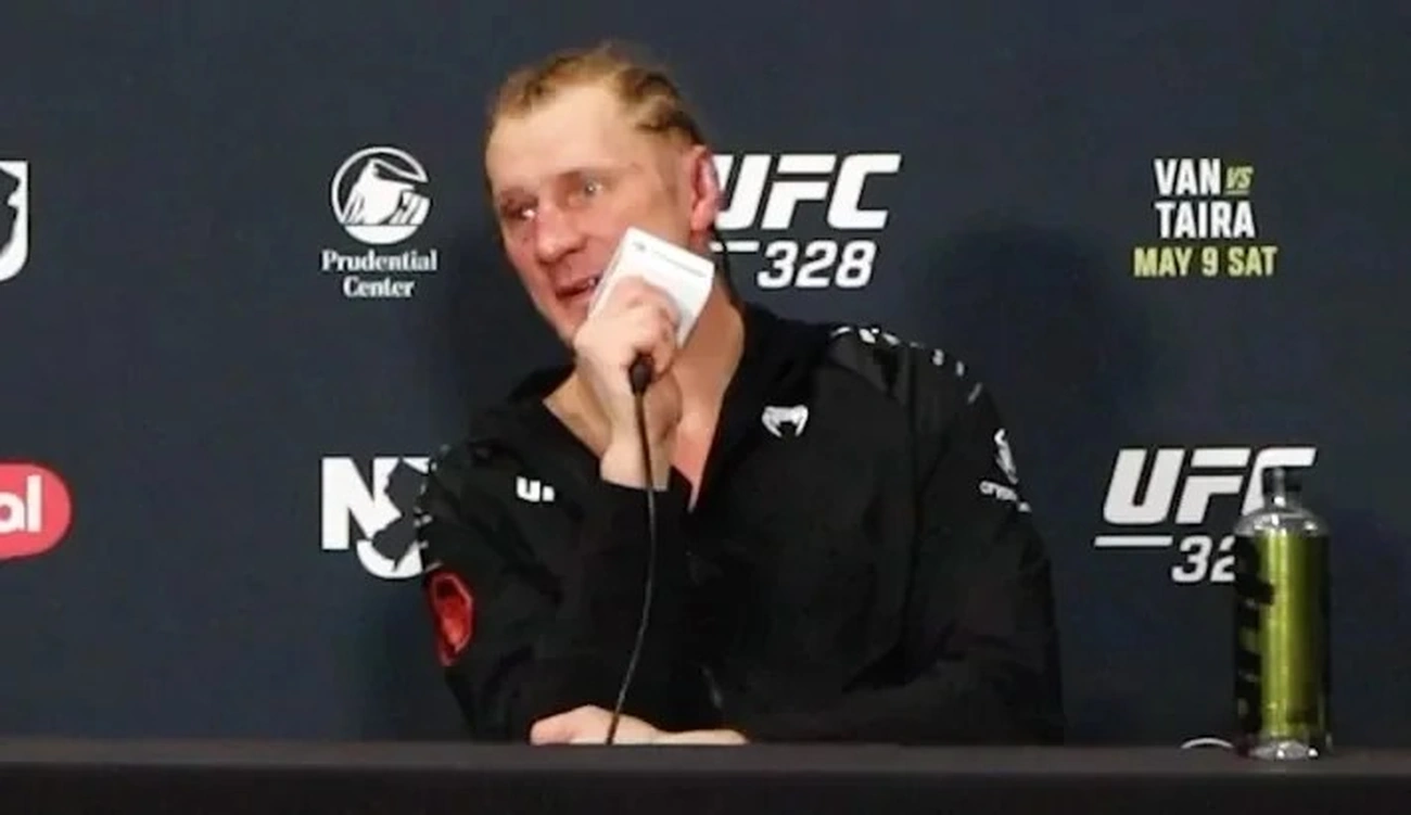 Volkov vence com estratégia após combate contra Lewis