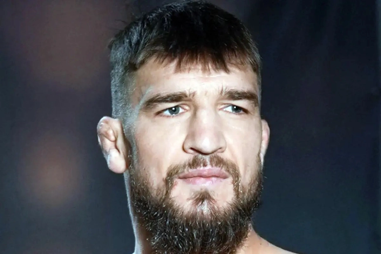 Ex-campeão Bellator domina Joel Alvarez e vence 2ª no UFC por finalização hoje