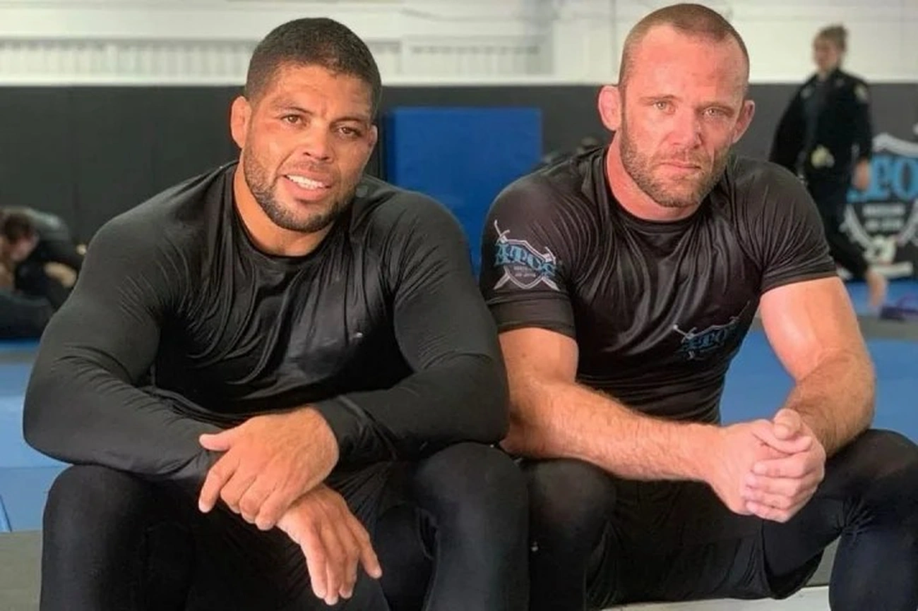 Josh Hinger apoia acusadores de André Galvão agora